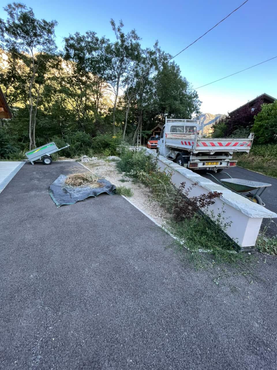 Camion et remorque sur allée goudronnée, évacuation de déchets verts