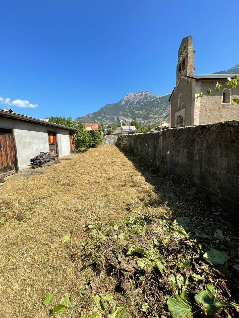 Terrain dégagé avec vue sur les montagnes