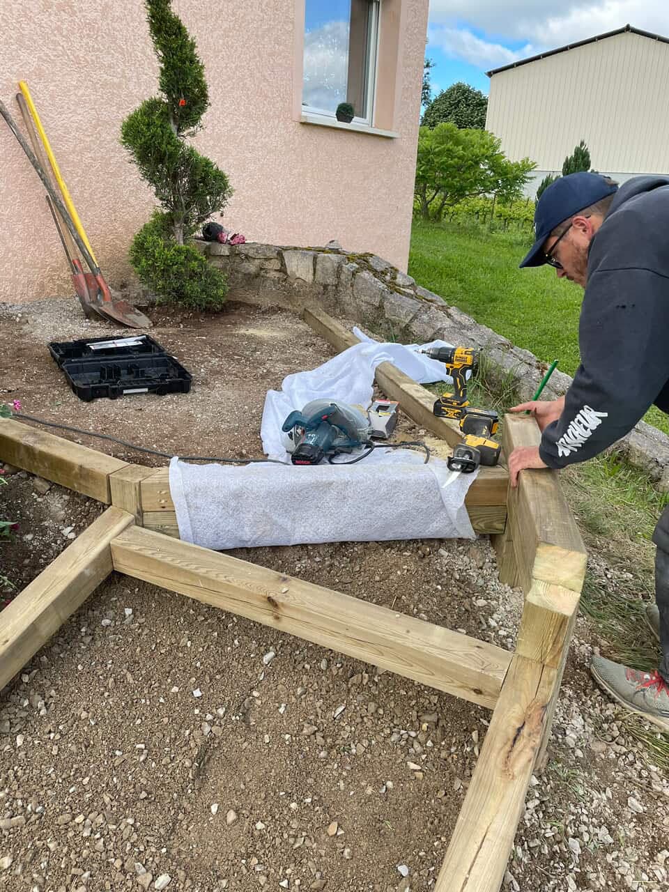Construction d'une terrasse en bois avec topiaire