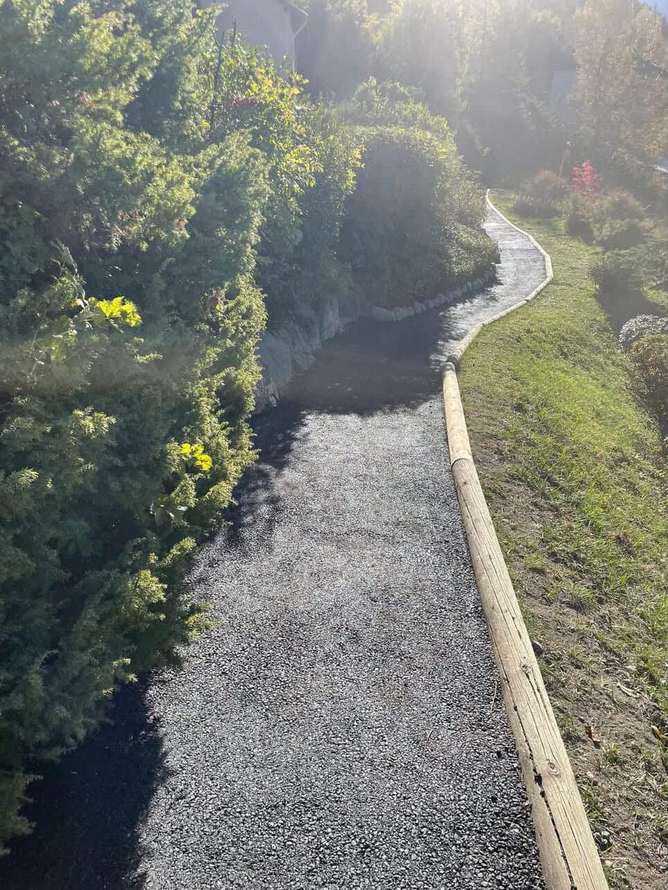 Allée goudronnée avec couleurs d'automne et montagnes