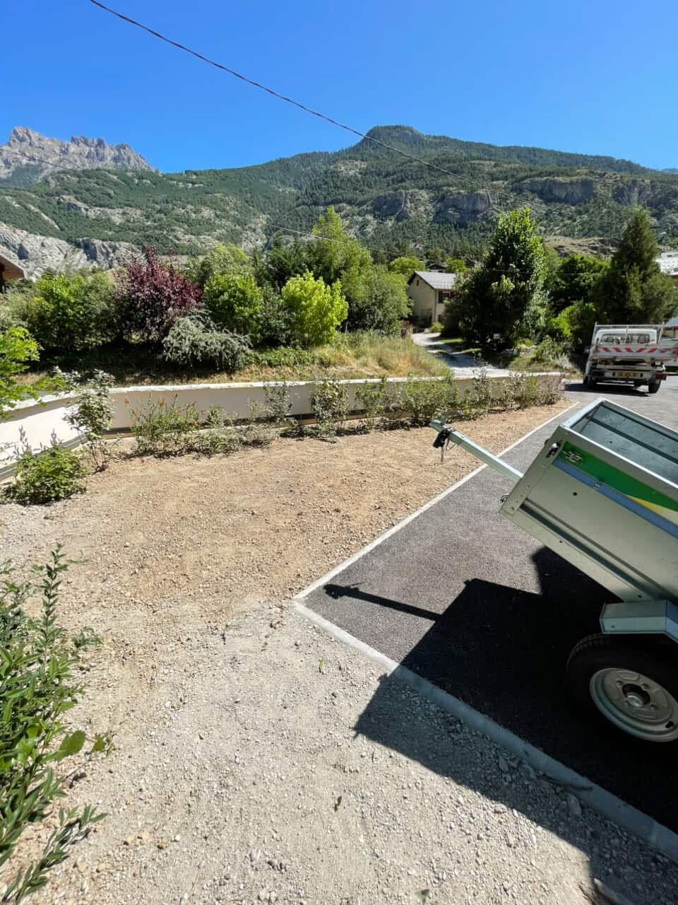 Préparation de terrain nivelé avec bordures béton en montagne