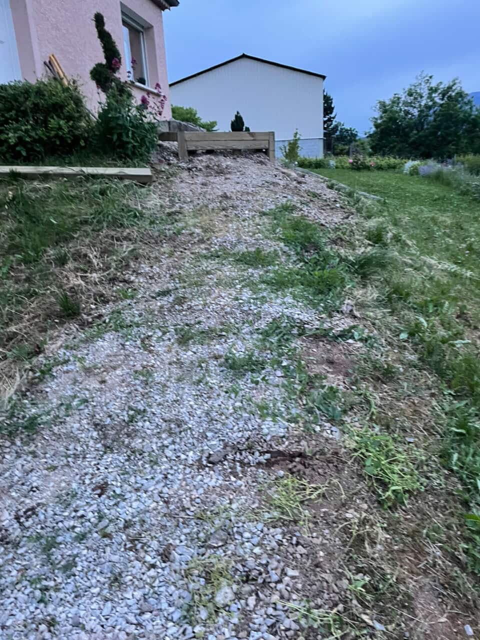 Pente en terre avant aménagement
