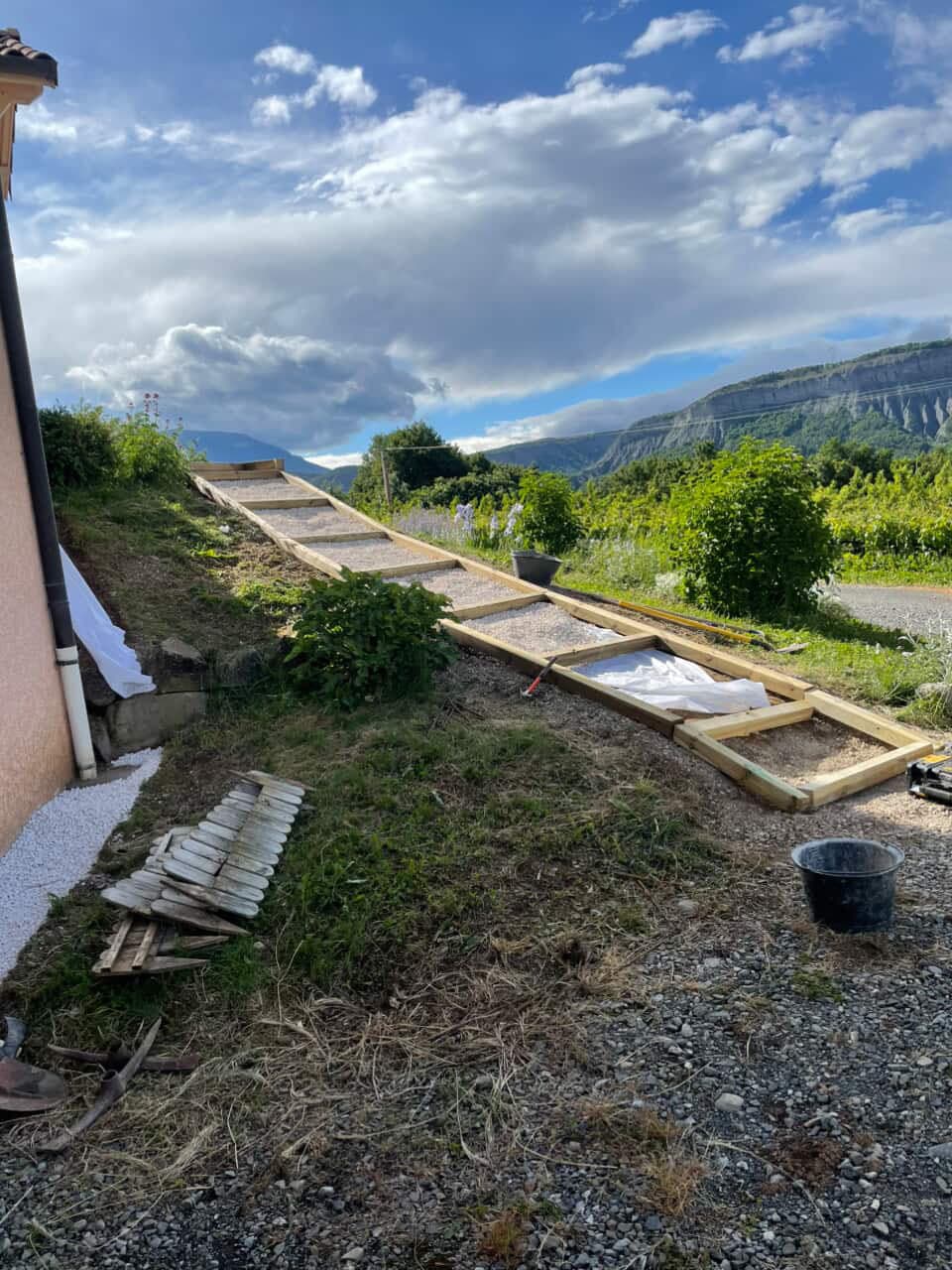 Construction d'escalier en bois sur pente avec panorama montagneux