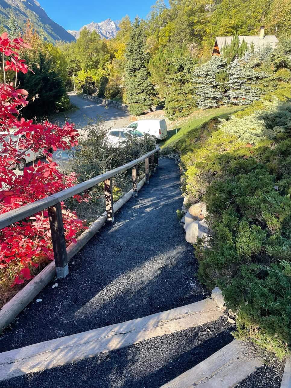 Escalier en gravier avec rampe en bois dans un jardin