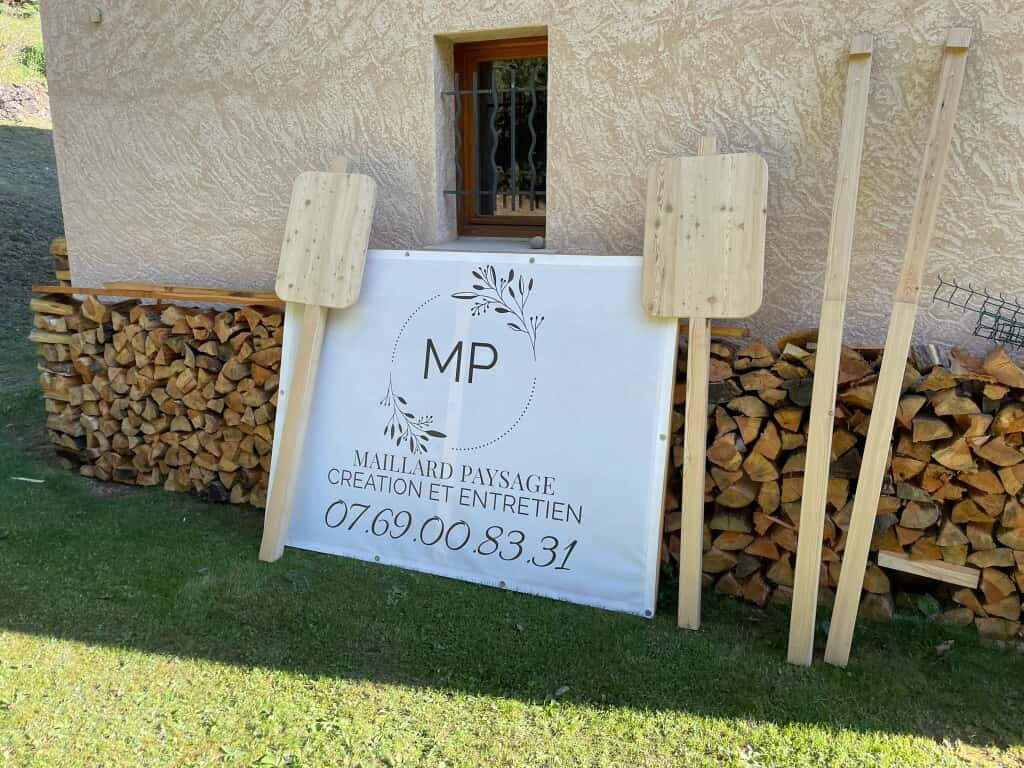 Artisan construisant une structure en bois pour aménagement