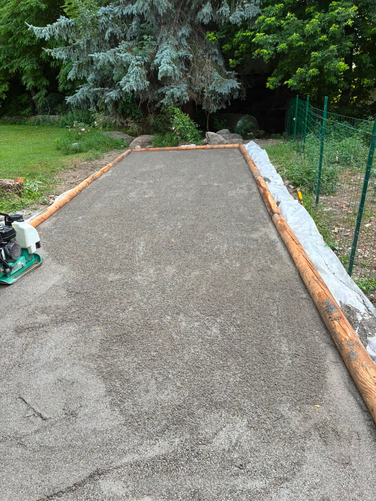 Compactage du gravier avant finition du terrain de pétanque