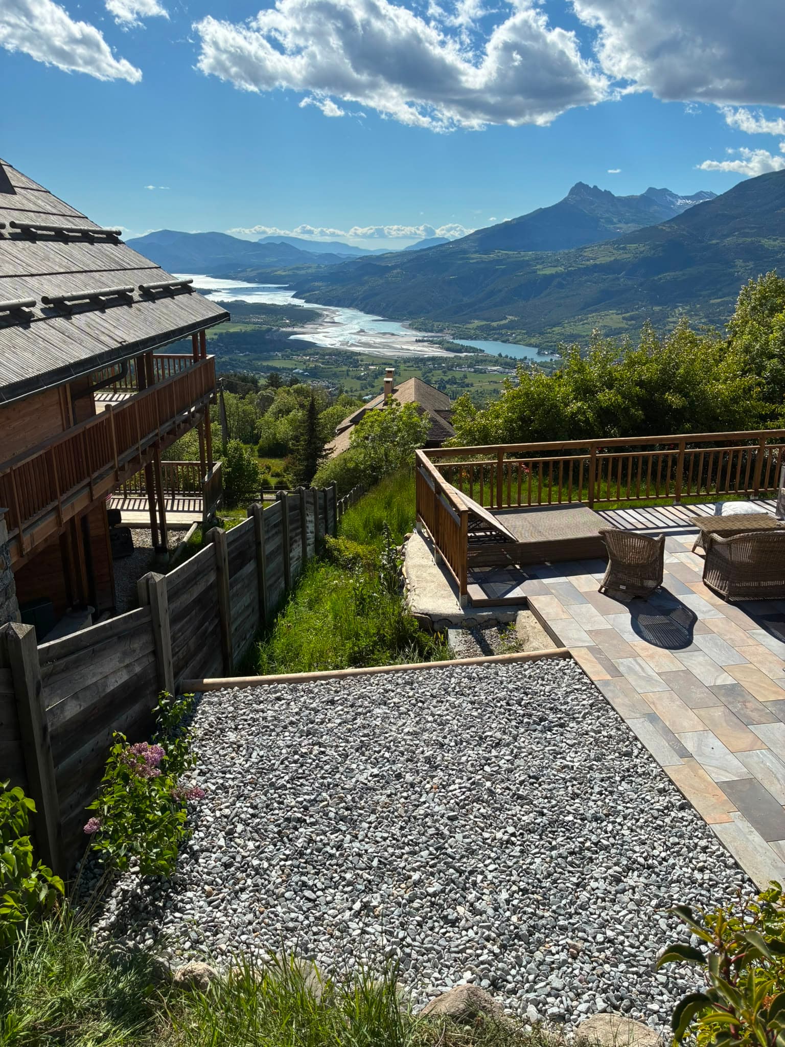 Terrasse en gravier aménagée avec vue sur la vallée