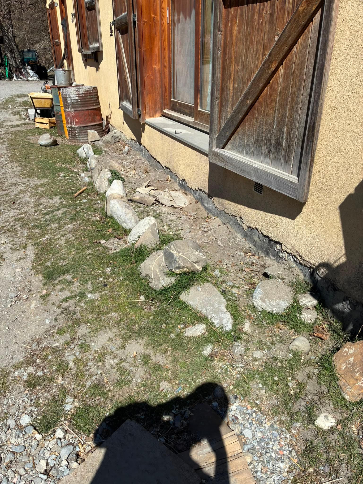 Pierres brutes disposées avant construction du muret