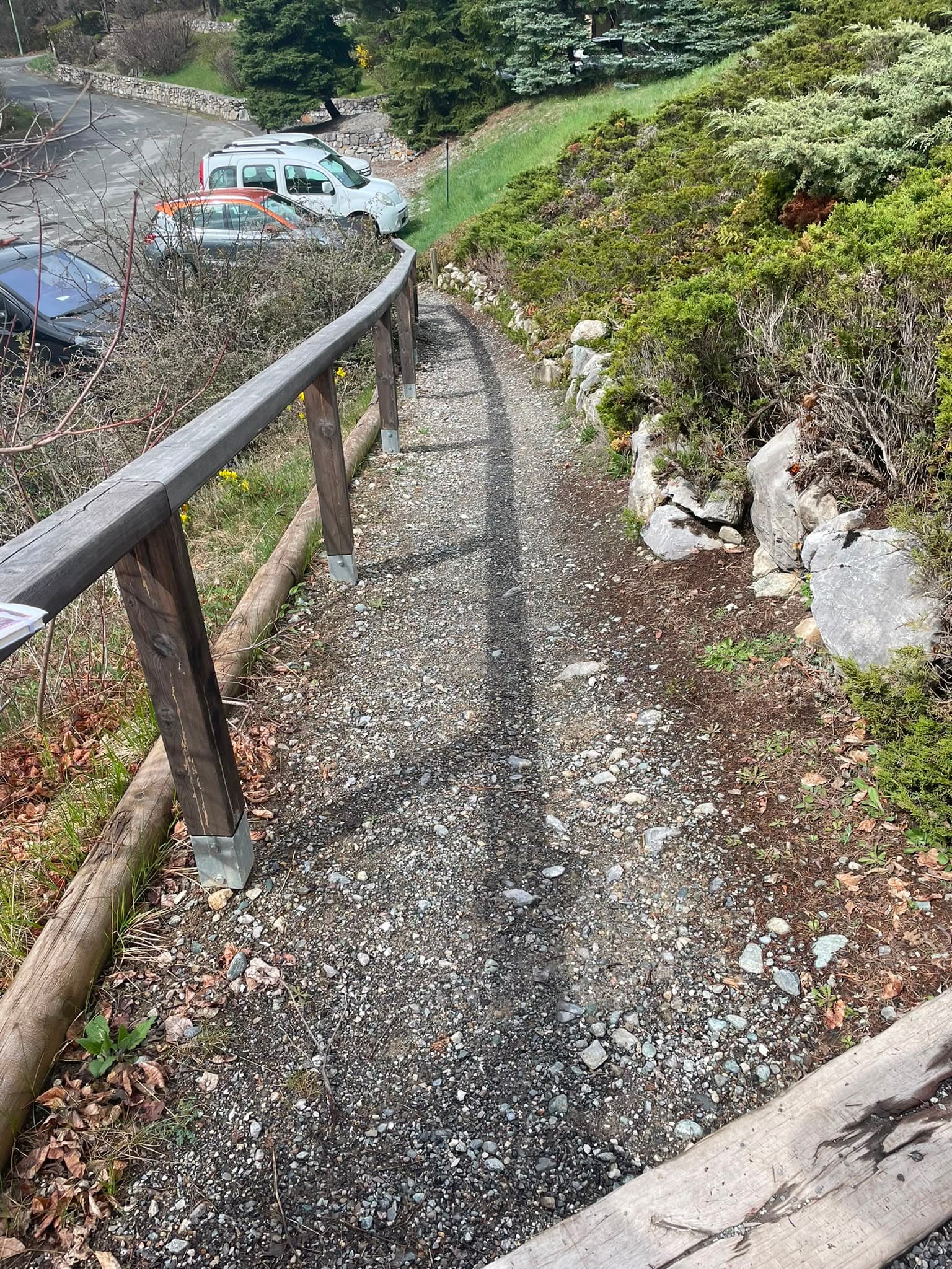 Chemin en gravier avec ancienne rambarde avant travaux