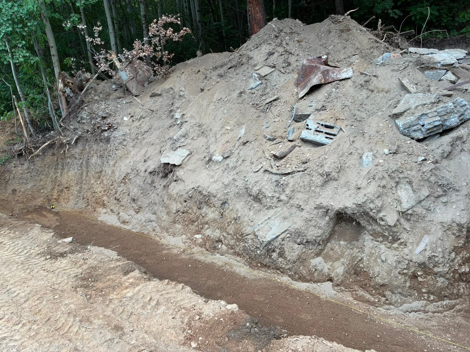 Terrassement en cours avec évacuation de gravats